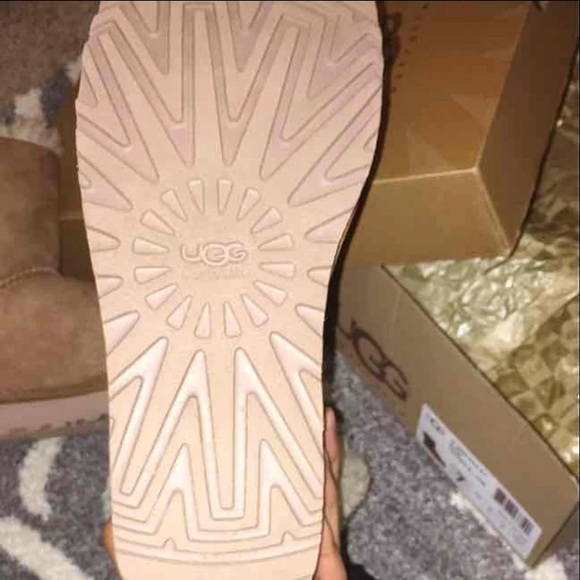 Women's uggs with mini bailey bow. - Picture 3 of 4